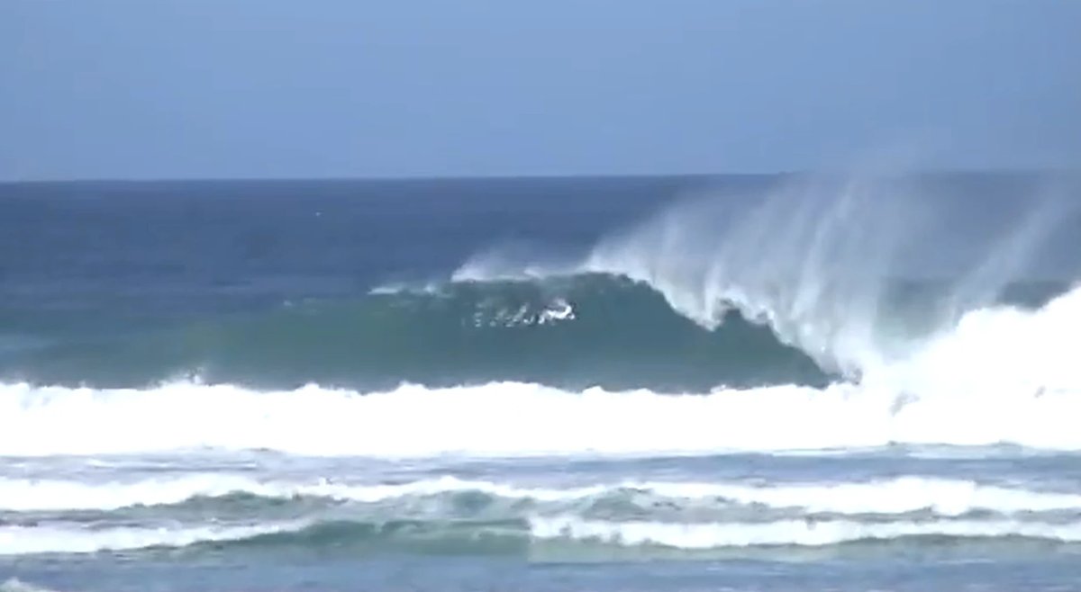 A heavy peak throws out on a bigger day as the outer-edge swell finds the bank, Allans Beach surf spot, Dunedin / Otago, New 