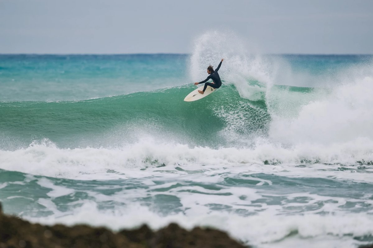 Powerful turn on a Maori Bay green wall. The bay's reef sections give the wave its punch, Maukātia Bay surf spot, Auckland We