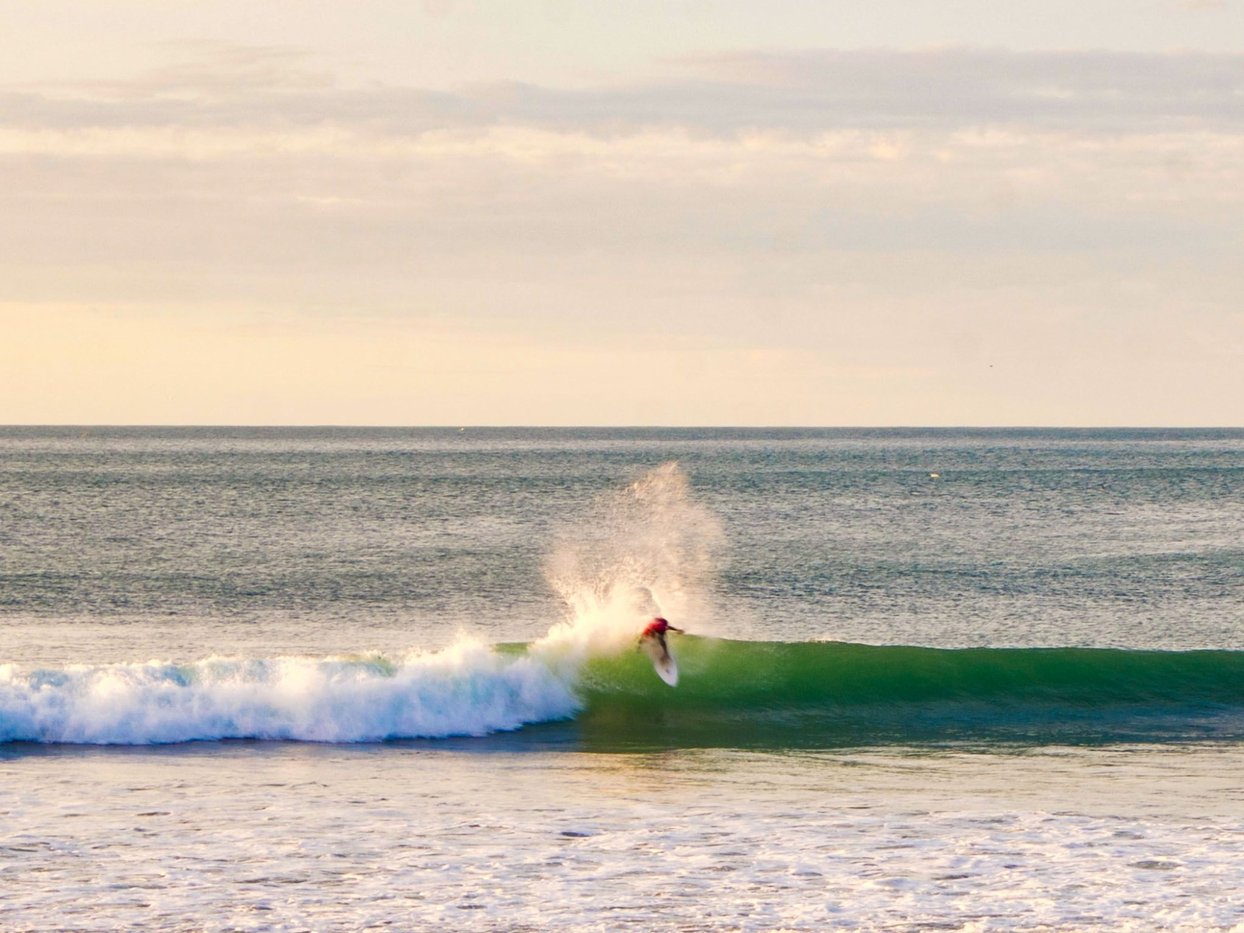 Power air at Ngarunui on a clean SW swell evening. The wave gets hollow and powerful when the swell is solid, even with the s