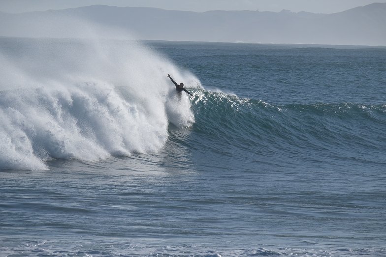 Bigger Manu Bay session with the wall opening up. Mt Karioi visible in the distance, Raglan Waikeri / Manu surf spot, Waikato