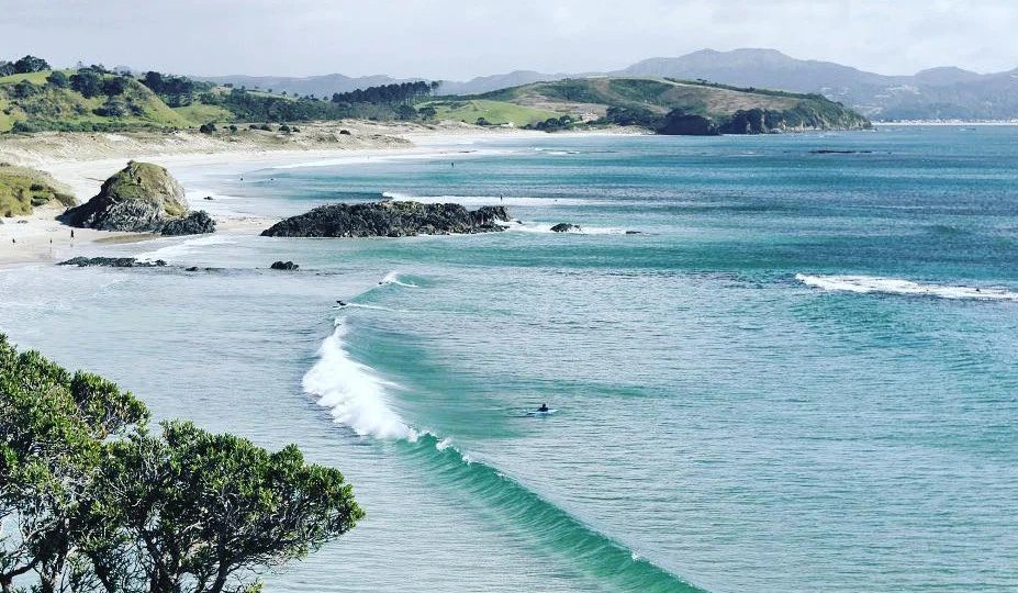 A clean left wrapping around the southern reef, Tawharanui surf spot, Auckland / Rodney, New Zealand.
