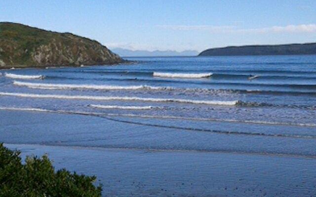 Surfing at Tītahi Bay, Tītahi Bay surf spot, Wellington / Wairarapa, New Zealand.