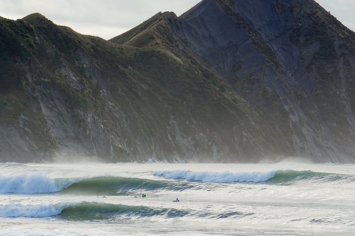 Surfing at Ūawa / Tolaga Bay, Ūawa / Tolaga Bay surf spot, Gisborne / East Cape, New Zealand.