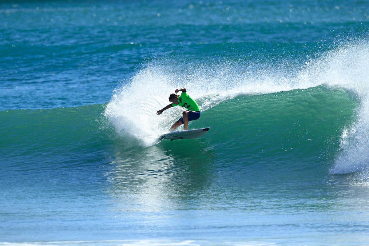 Competition action on a clean Whangamata wall. The beach has held national-level events since the 1960s, Whangamatā surf spot